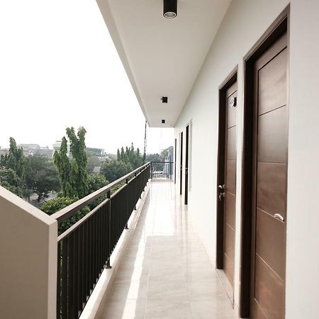 Отель Reddoorz Near Taman Palem Джакарта Экстерьер фото
